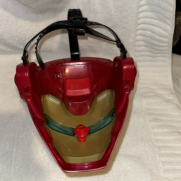 DISNEYPARKS MARVEL EXCLUSIVE- IRON MAN MASK COLLECTORS ITEM - Picture 5 of 12